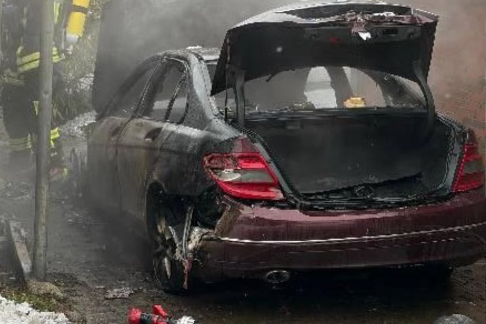 Der Mercedes brannte komplett aus und das Feuer beschädigte zusätzlich noch angrenzende Gebäude.