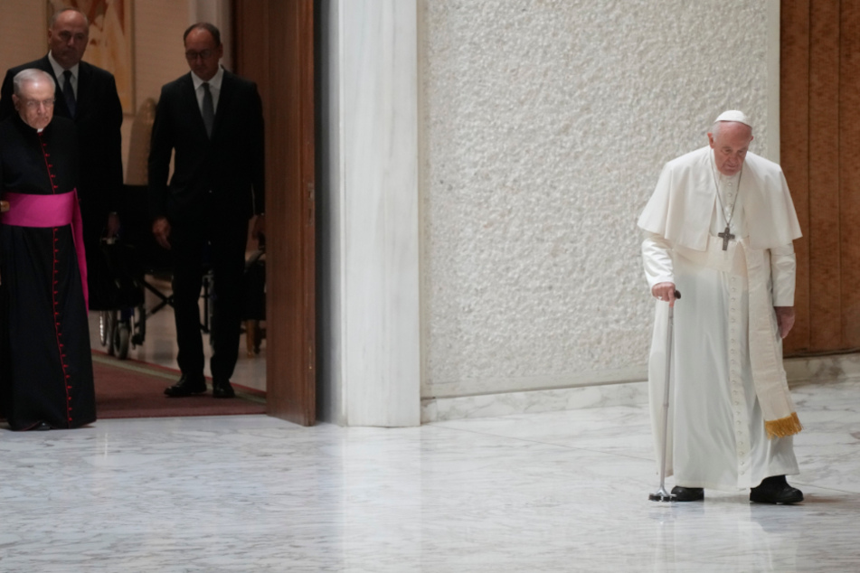 Papst Franziskus (85) hält im Falle einer Entscheidung um den Kölner Kardinal Woelki weiter die Füße still.