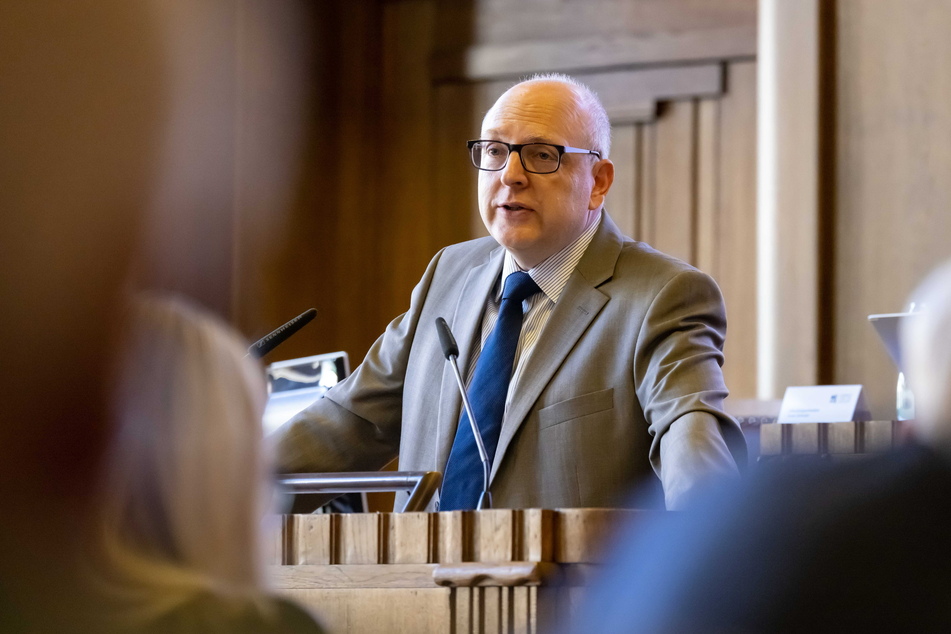 Oberbürgermeister Sven Schulze (51, SPD) übernimmt die Leitung der brisanten Sitzung des Jugendhilfeausschusses.