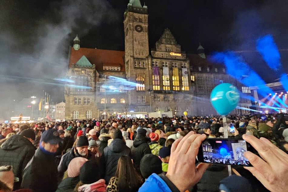 Auf dem Neumarkt läuft der Rave auf Hochtouren.