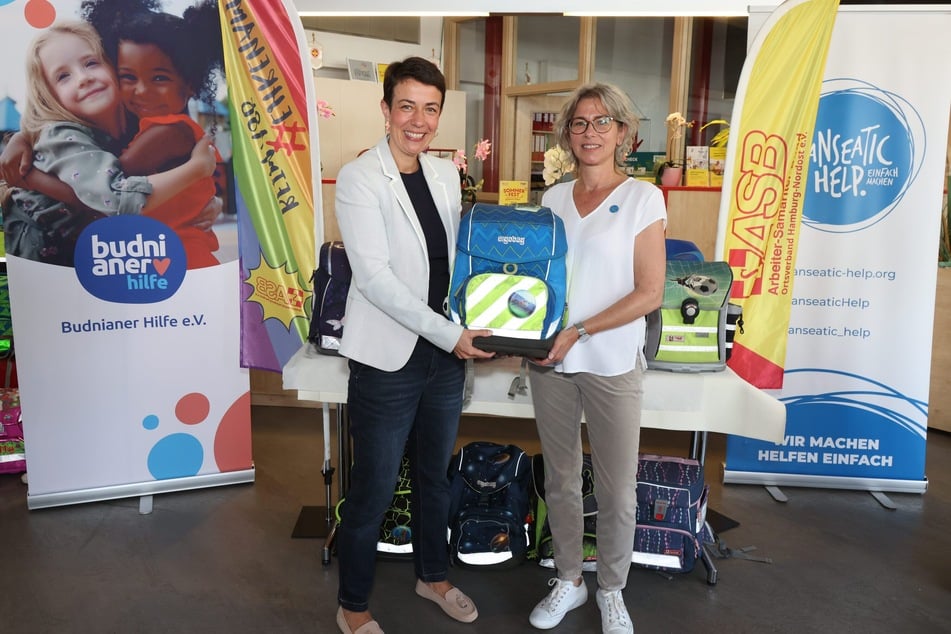 Julia Wöhlke, Vorsitzende der Budnianer Hilfe, und Claudia Meister, Geschäftsführerin von Hanseatic Help, beim Auftakt der gemeinsamen Aktion "Fairer Schulstart für alle Kinder".
