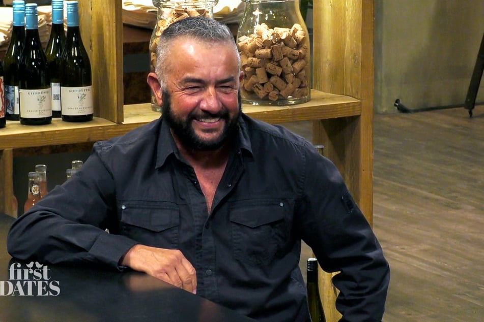 Ryan (56) trifft bei "First Dates" auf Wunsch-Kandidatin Maria (64), die es dem Karlsruher jedoch alles andere als leicht macht.