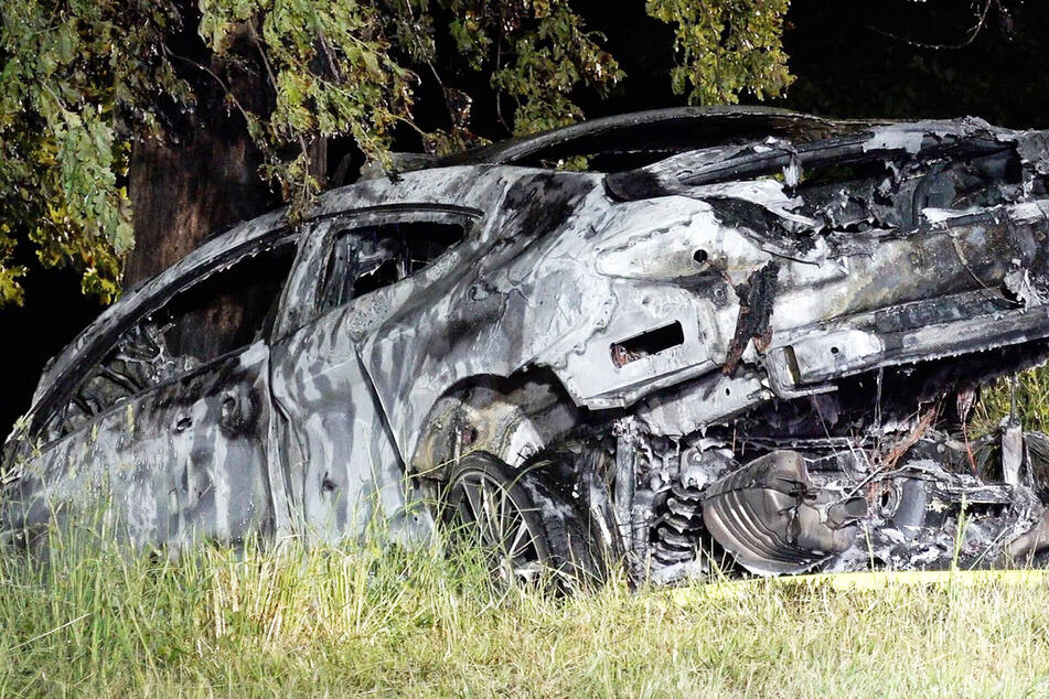 Horror-Unfall auf Bundesstraße: Auto knallt gegen Baum, zwei Menschen verbrennen