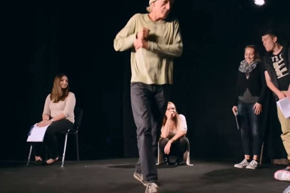 Die Azubis der DREWAG bei den Proben mit Rainer König.