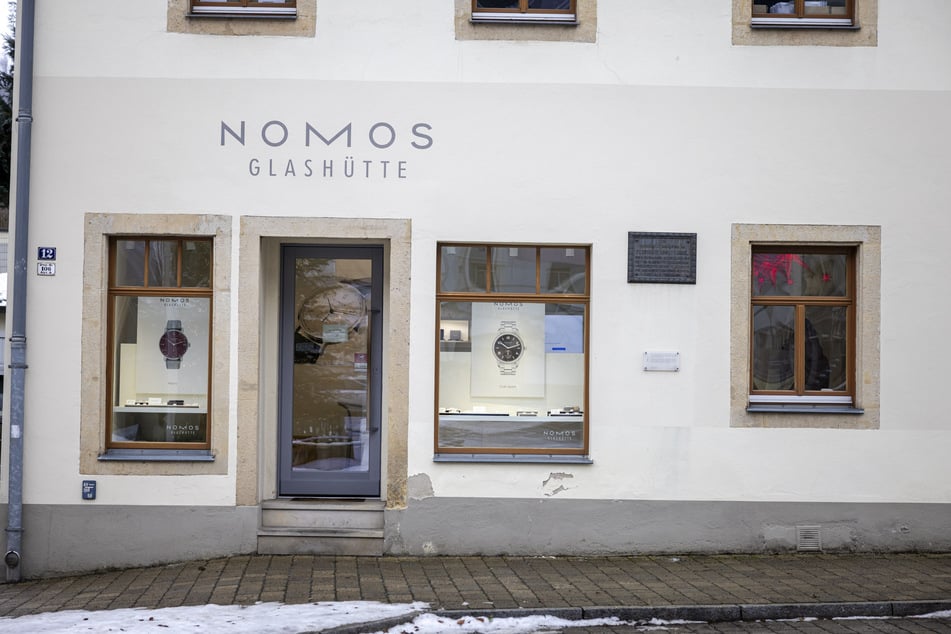 Am 5. Dezember 2023 sollen drei polnische Staatsangehörige das NOMOS-Uhrengeschäft auf der Hauptstraße in Glashütte überfallen haben.