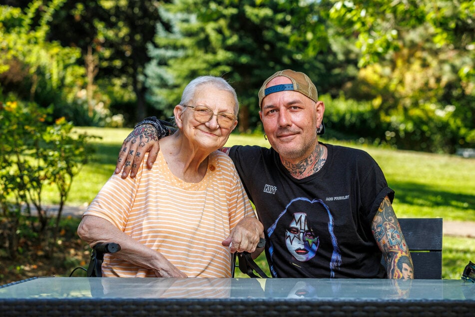 Margarethe Hesselbarth (87) und Robert Ipkiss kommen aus zwei verschiedenen Lebensrealitäten, verstehen sich aber dennoch sehr gut.