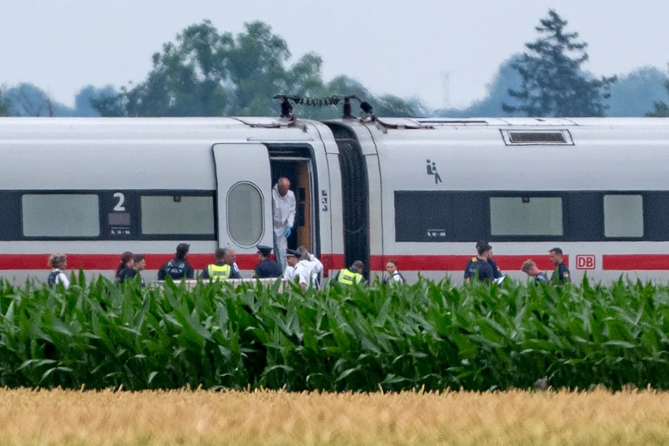 Die Polizei und Spurensicherung ermitteln in einem ICE, in dem ein Mann in Niederbayern mehrere Passagiere angegriffen hat.