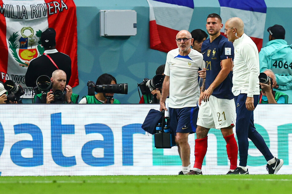 Lucas Hernández (26) wird nach seiner Verletzungen bei Frankreichs WM-Auftakt vom Platz begleitet.