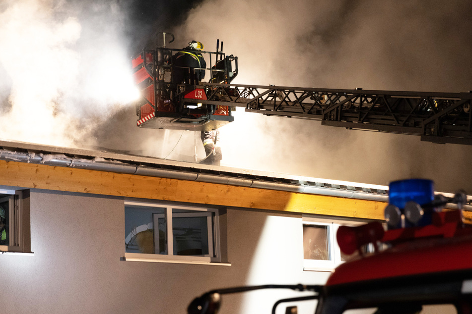 München: Brand in Wohnhaus sorgt für Großeinsatz der Feuerwehr