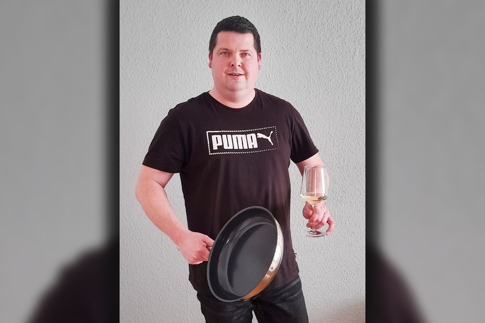 Gastrochecker Kai Hantzsch (35) tauscht für die "Küchenschlacht" Mikro und Kamera gegen Pfanne und Topf.