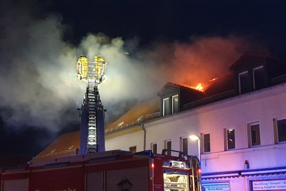 Dort stand ein Dachstuhl in Flammen.