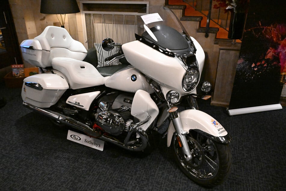 Das Motorrad 2024 BMW R 18 Transcontinental, unterschrieben von Papst Leo XIV., wurde für 130.000 Euro verkauft.