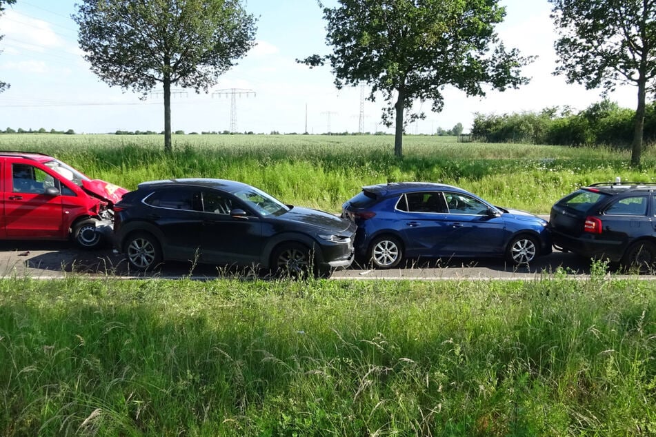 Vier Autos wurden bei dem Unfall zusammengeschoben.