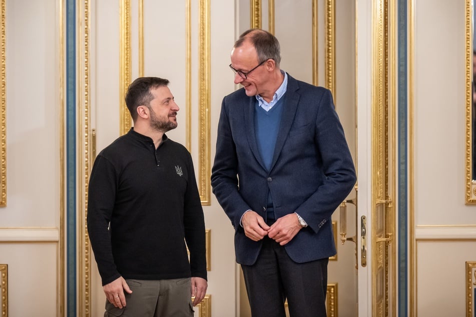 Am Telefon gratulierte der ukrainische Präsident Selenskyj (47,l.) Friedrich Merz (69) zur Kanzlerwahl.