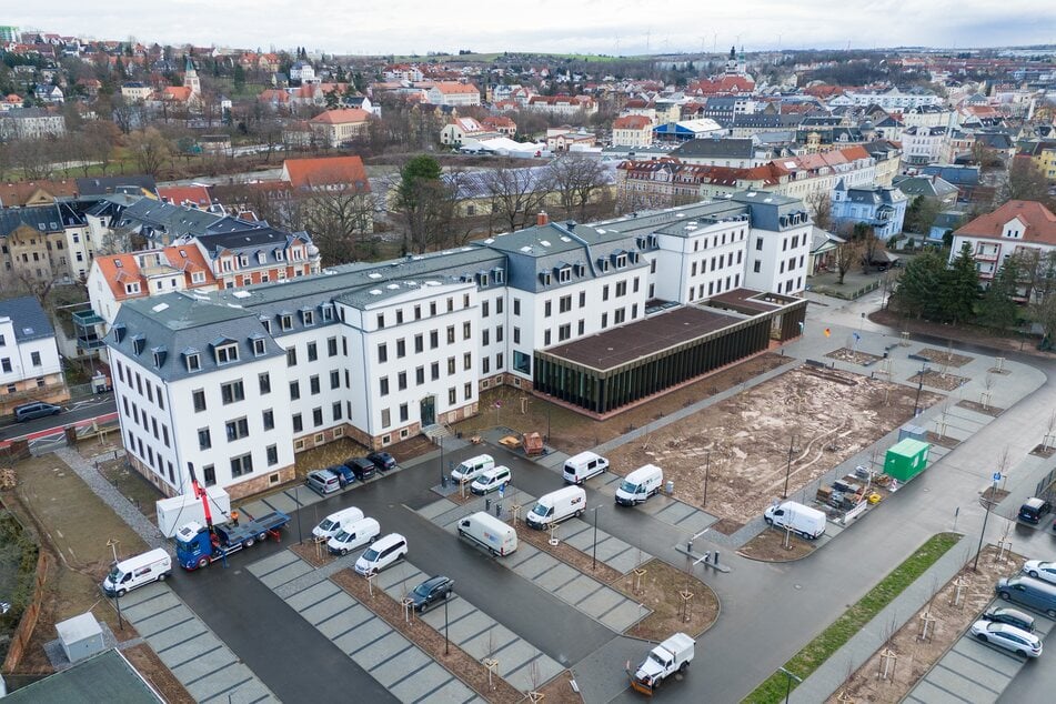 Neben den Mitarbeitern aus dem Hauptsitz Leipzig werden auch die Außenstellen in Dresden und Chemnitz in das ehemalige Kasernengebäude in Döbeln umziehen.