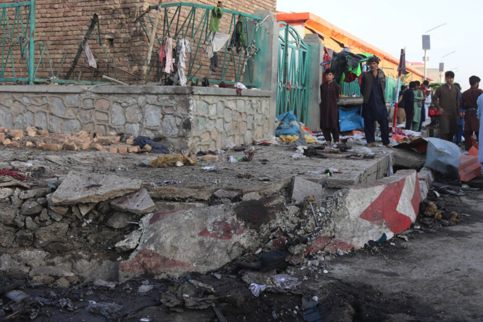 Nur wenige Stunden vor der Feuerpause zwischen der afghanischen Regierung und den militant-islamistischen Taliban riss eine explodierende Autobombe in der Provinzhauptstadt Pol-e Alam (Zentralprovinz Logar) mindestens 18 Menschen in den Tod.