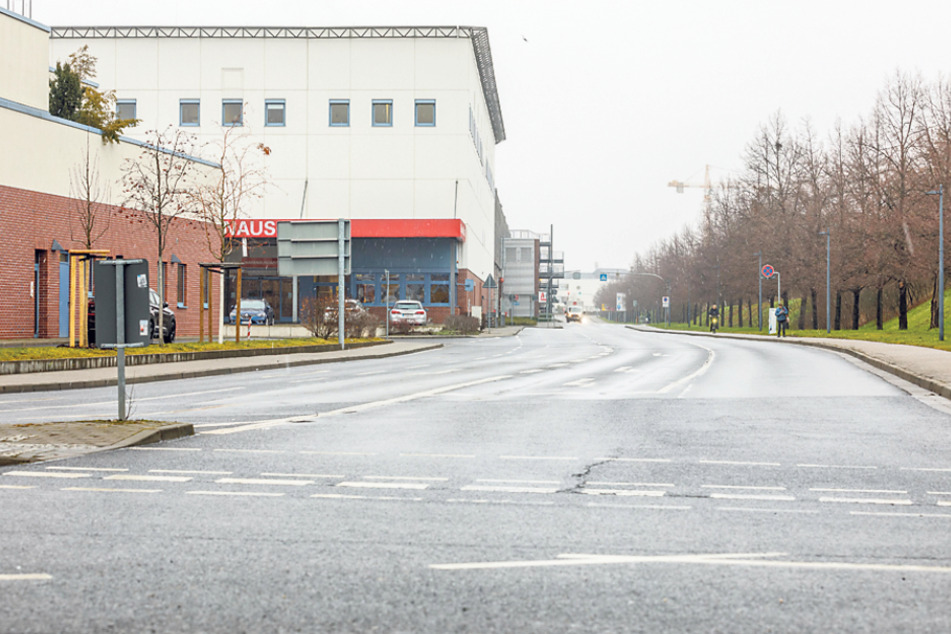 Laut ADFC-Analyse ist die Straße hinter dem Elbe Park eine Privatstraße, Streitereien wie an der durch die DREWAG versperrten Fabrikstraße könnten drohen.