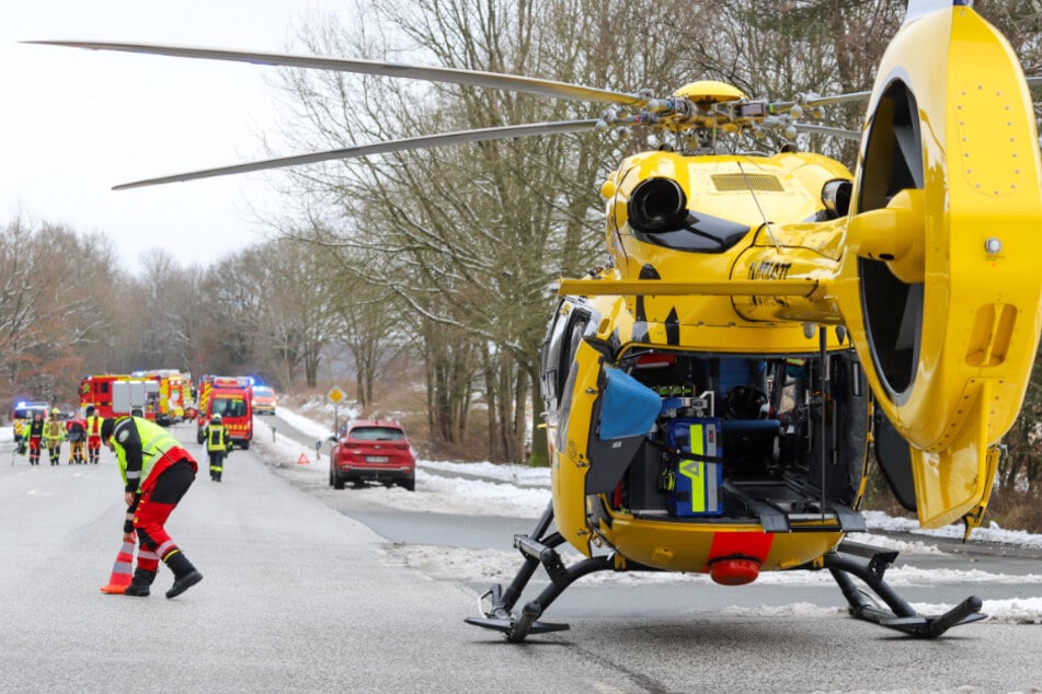 Schwerer Crash auf Bundesstraße im Norden: Hubschrauber im Einsatz
