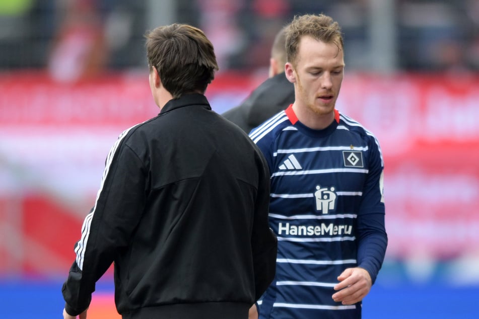 HSV-Coach Merlin Polzin (34, l.) muss sich von Sebastian Schonlau (30) abwenden und den Kapitän auf die Bank setzen.