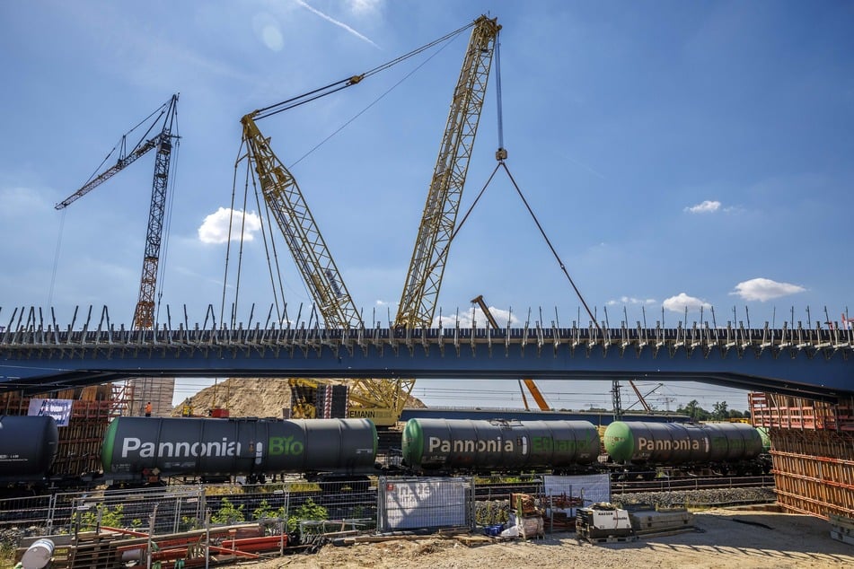 So sah der Baufortschritt an der neuen Brücke bei Großenhain im Juni aus. Mittlerweile ist klar, dass sich die Fertigstellung bis ins kommende Jahr verzögert.