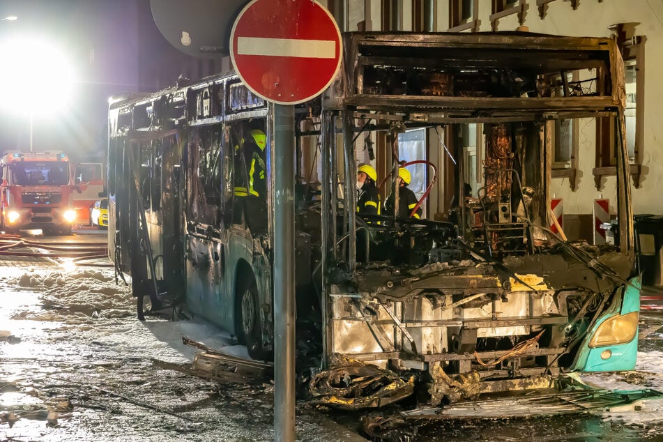 Frankfurt: Fahrer bittet Passagiere auszusteigen, plötzlich brennt der komplette Bus