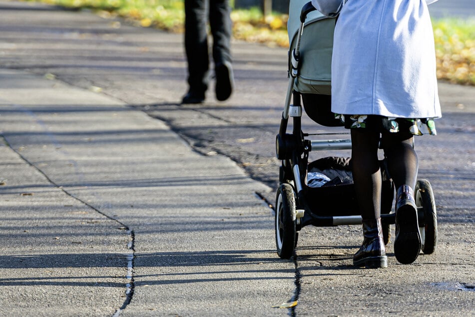 Die 35-Jährige war mit Kinderwagen am Mainufer unterwegs, als ihr der Mann einen Stoß in Richtung des Flusses versetzte. (Symbolbild)