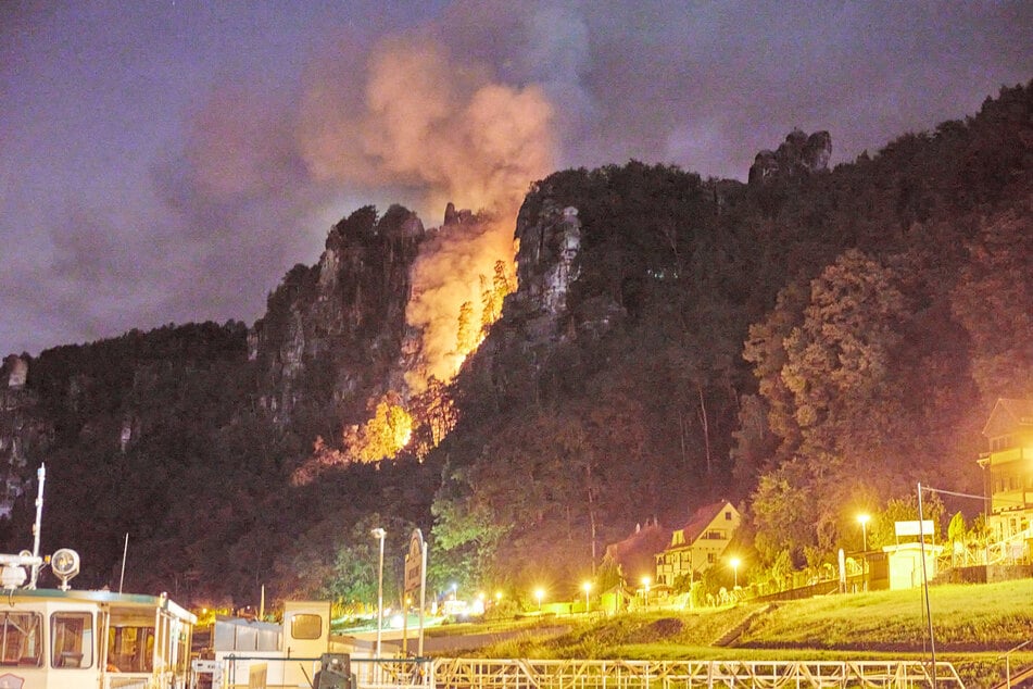 Am 18. Juli 2022 stand eine Waldfläche unterhalb der Basteibrücke in Flammen.