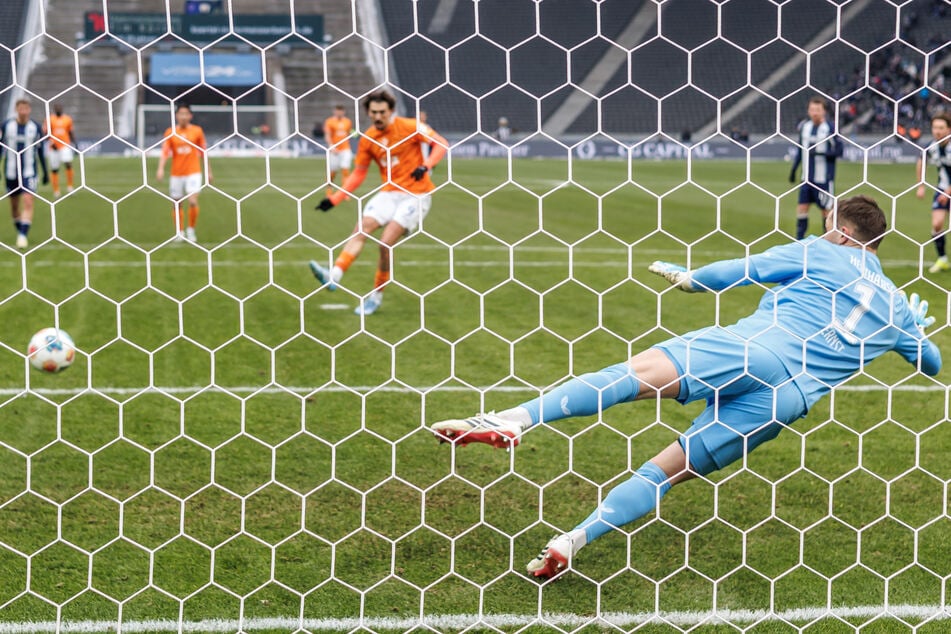 Fraser Hornby bringt Darmstadt per Elfmeter wieder ran.