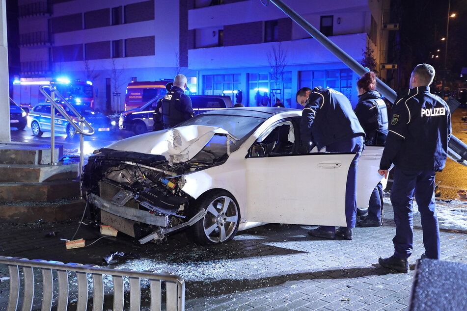 Der schöne Benz wurde bei dem Unfall völlig demoliert. An Hauswand und Lichtmast entstand ein Schaden von gut 20.000 Euro.