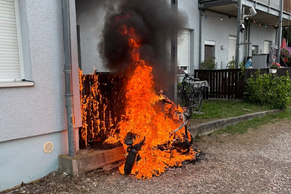 In Groitzsch im Landkreis Leipzig ist am Donnerstagmorgen ein Roller in Flammen aufgegangen.