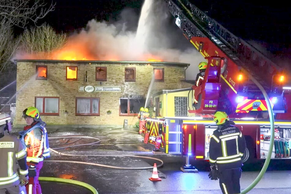 Rund 80 Einsatzkräfte kämpften gegen die Flammen.