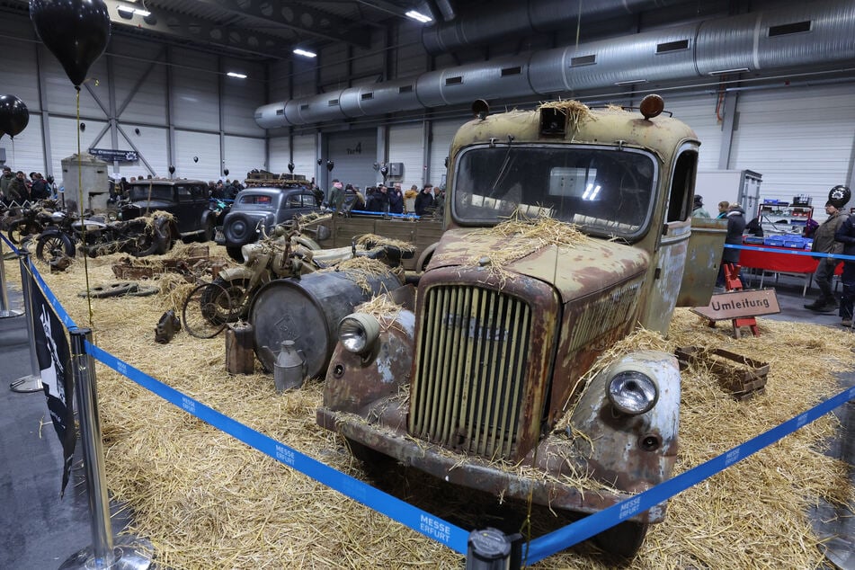 An etwa 300 Verkaufsständen wird alles rund um das Thema Oldtimer angeboten. Über 100 historische Fahrzeuge können bestaunt werden.