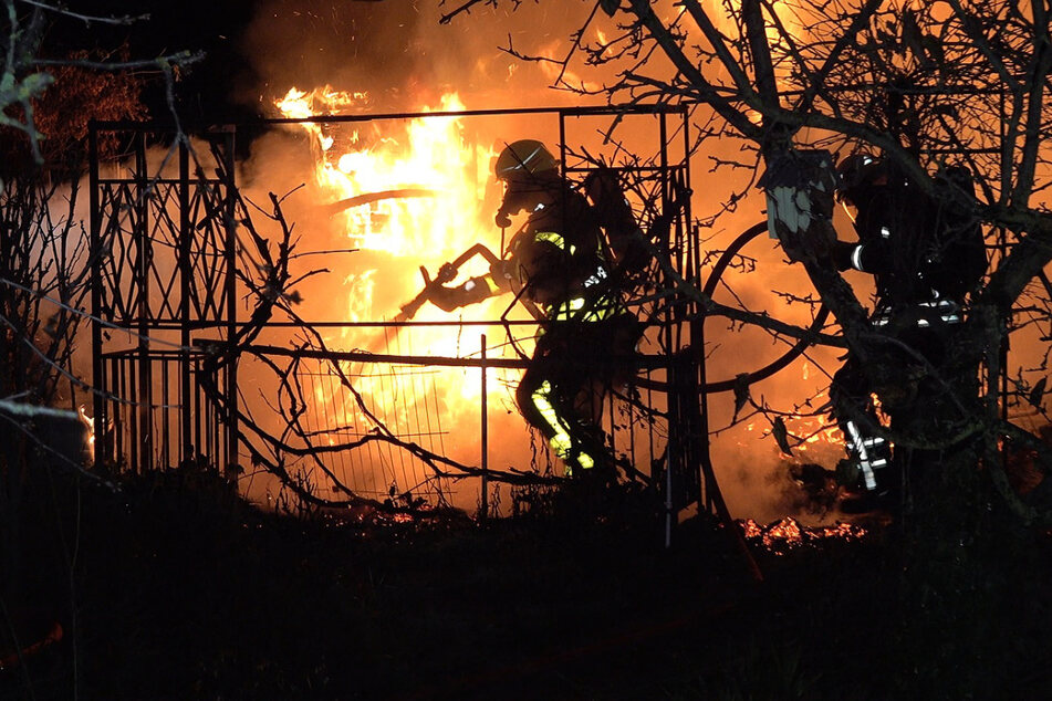 Trotz tatkräftigen Einsatzes der Leipziger Feuerwehr konnte die Laube nicht gerettet werden. Das Häuschen brannte vollständig aus.