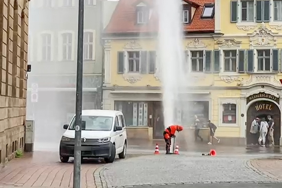 Rund 30 Meter schoss das Wasser in der Bamberger Innenstadt in die Höhe.