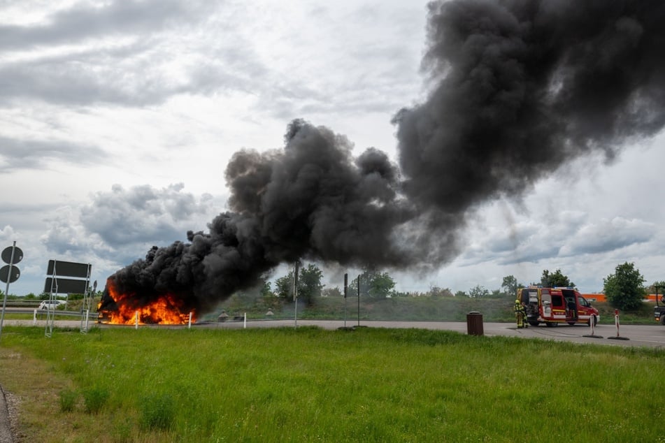 Auf einem Rastplatz an der A9 bei Leipzig ist es am Donnerstag zum Brand eines Kleinlasters gekommen.