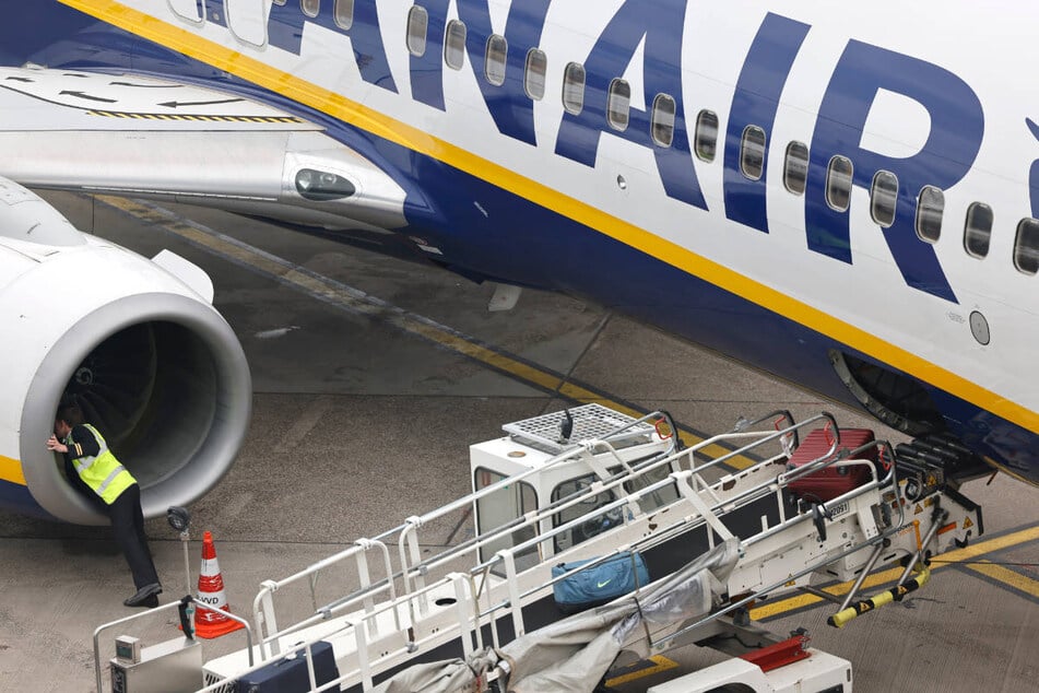 Angesichts der stark gestiegenen Preise für Sprit will auch Billigflieger Ryanair die Preise anheben.