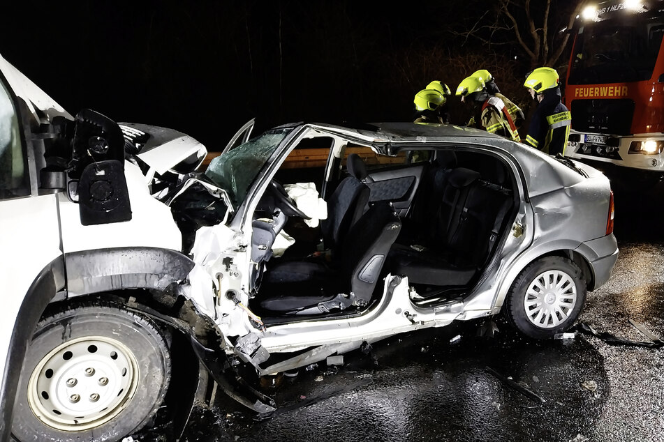 Die Karosserie des Opel Astra wurde bei dem Crash so stark deformiert, dass der Fahrer den Wagen nicht mehr selbstständig verlassen konnte.