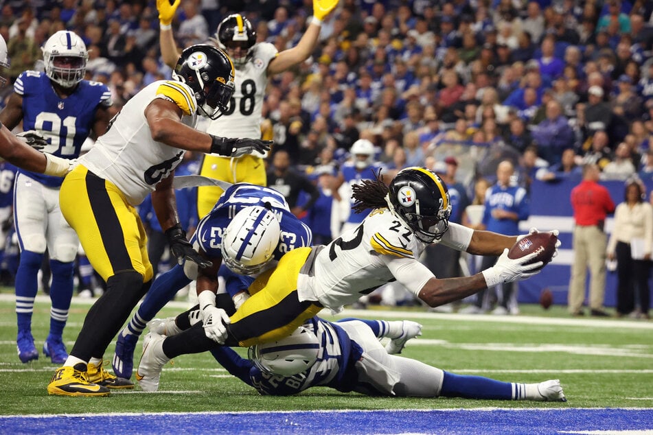 Pittsburgh Steelers running back Najee Harris scores a touchdown past Indianapolis Colts free safety Julian Blackmon and cornerback Kenny Moore during the first half at Lucas Oil Stadium.