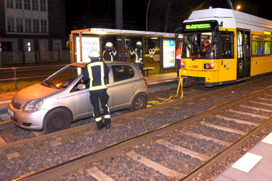 Verirrt? Tram muss Auto abschleppen!