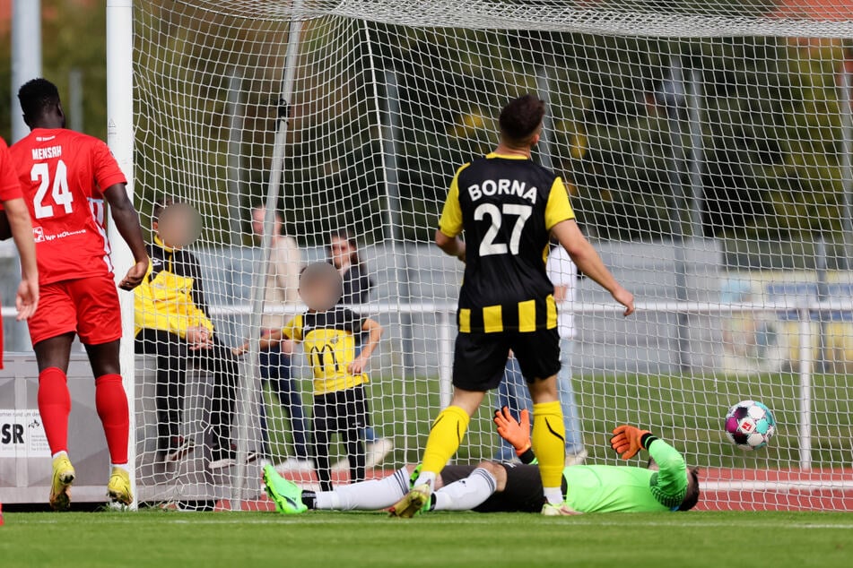 Nach fünf Minuten stand es schon 1:0 für Zwickau. FSV-Spieler Raphael Assibey-Mensah (l.) donnerte den Ball ins Tor.