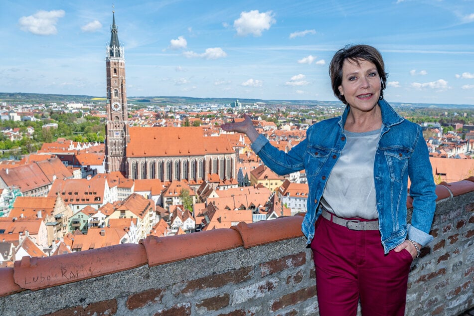 Janina Hartwig (59) steht während einer Drehpause über der Landshuter Altstadt.