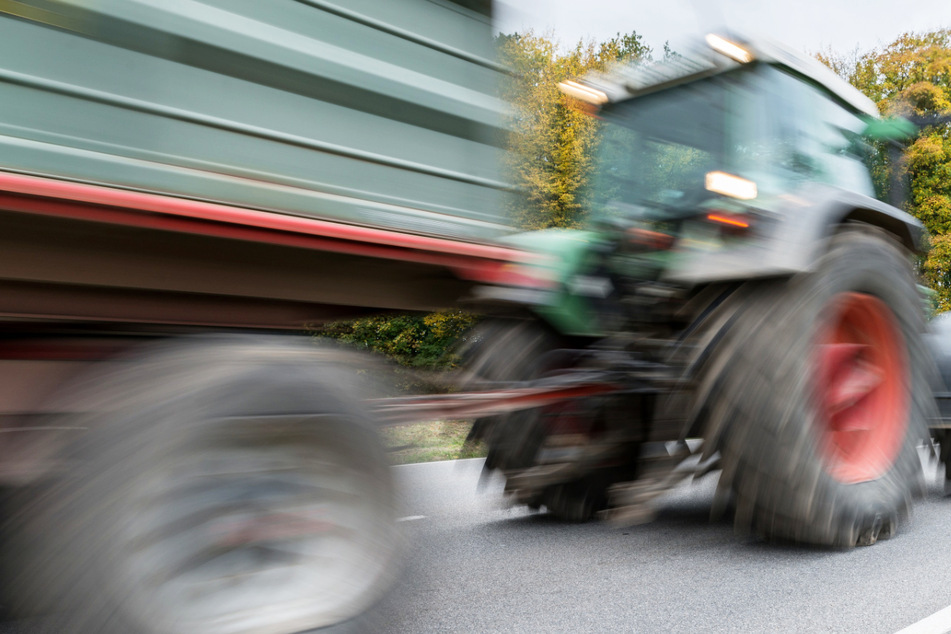 Ein 14-Jähriger ist bei Zolling in Bayern beim Feiern von einem Traktor-Gespann gestürzt und vom Anhänger überrollt worden. (Symbolbild)