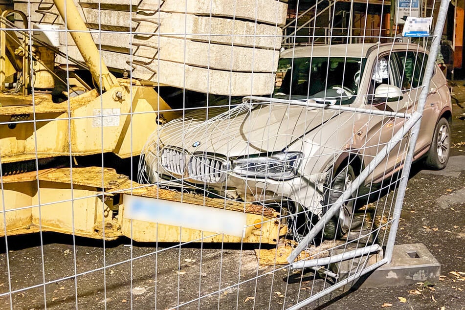 In Fulda ist ein BMW mit einem Baustellenkran kollidiert. Die Lindenstraße musste nach dem Unfall gesperrt werden.