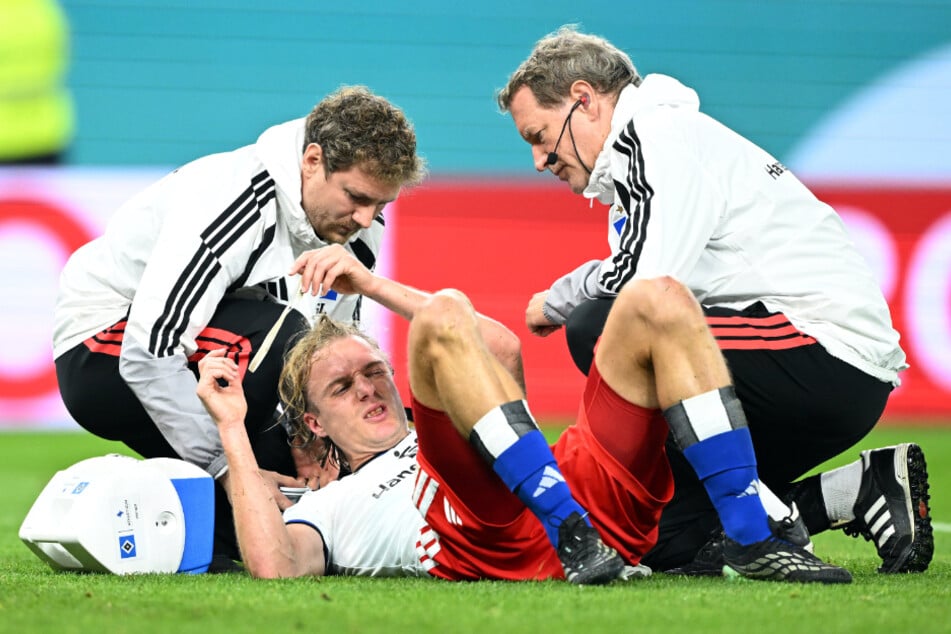Nachdem er unglücklich im Gesicht getroffen worden war, musste HSV-Abwehrchef Sebastiaan Bornauw (27) minutenlang behandelt und dann ausgewechselt werden.
