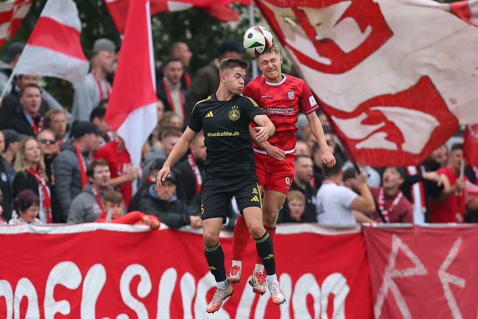 Nick Naumann (l.) und Zwickauer Daniel Haubner im Kopfball-Duell.