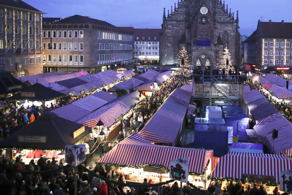 Er zieht in jedem Jahr Millionen Besucher an: Blick auf die Stände auf dem Nürnberger Christkindlesmarkt. (Archivbild)
