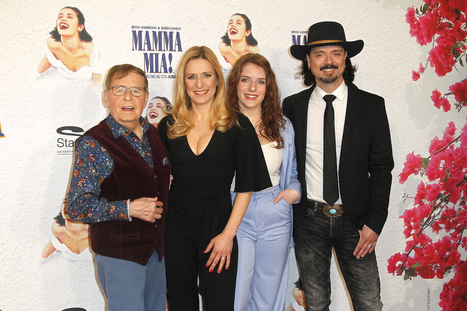 Familie Hertel bei der Premiere: Papa Eberhard (84, v.l.), Stefanie, Tochter Johanna Mross (21) und Ehemann Lanny Lanner (48).