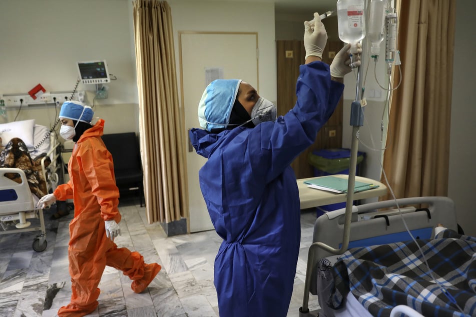 Krankenschwestern in Schutzanzügen arbeiten auf einer Station mit Corona-Patienten im Krankenhaus "Shohadaye Tajrish Hospital" in Teheran.
