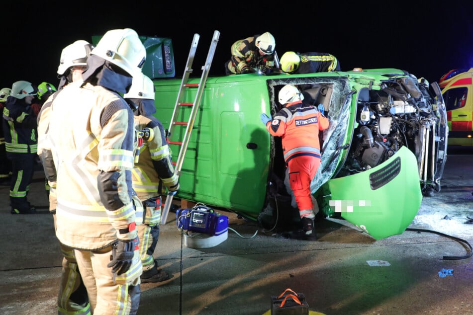 Unfall A4: Schwerer Unfall auf der A4: Kleinbus kracht in Lkw - Neun Verletzte!
