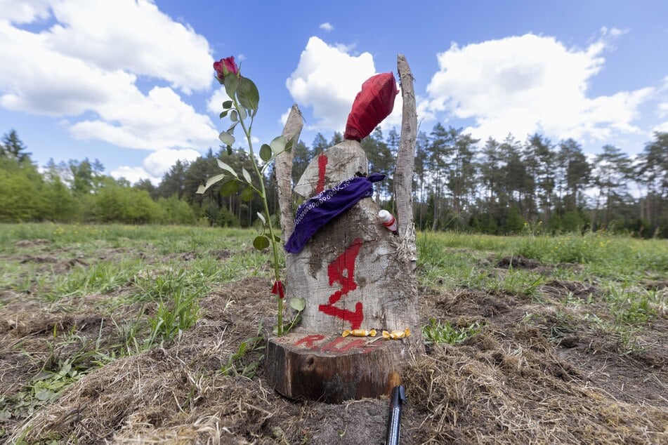 Eine illegale Techno-Party im Wald endete für eine 21-jährige Dresdnerin tödlich.